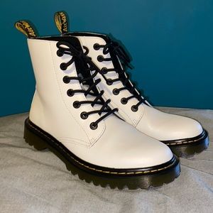 Dr. Martens 7-eye Luana Boots